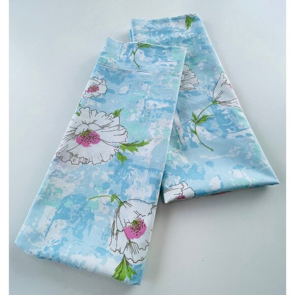 Vintage 70s blue pillowcases, white and pink large flowers, pair of pillow shams - Picture 7 of 7
